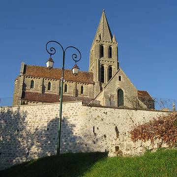 Église Saint-Pierre-et-Saint-Paul de Santeuil et croix