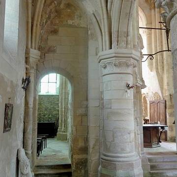 Église Saint-Pierre-et-Saint-Paul de Santeuil et croix