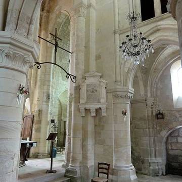 Église Saint-Pierre-et-Saint-Paul de Santeuil et croix