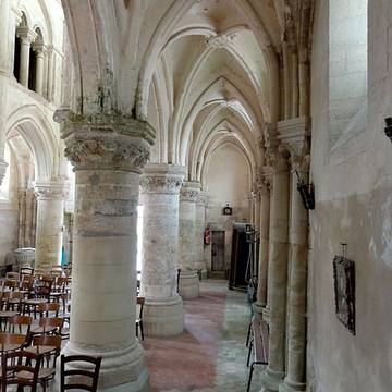 Église Saint-Pierre-et-Saint-Paul de Santeuil et croix