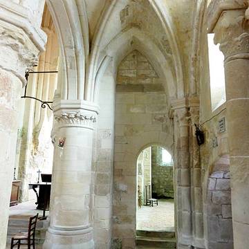 Église Saint-Pierre-et-Saint-Paul de Santeuil et croix