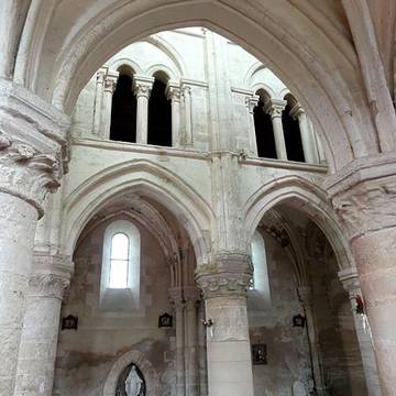 Église Saint-Pierre-et-Saint-Paul de Santeuil et croix