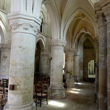 Église Saint-Pierre-et-Saint-Paul de Santeuil et croix