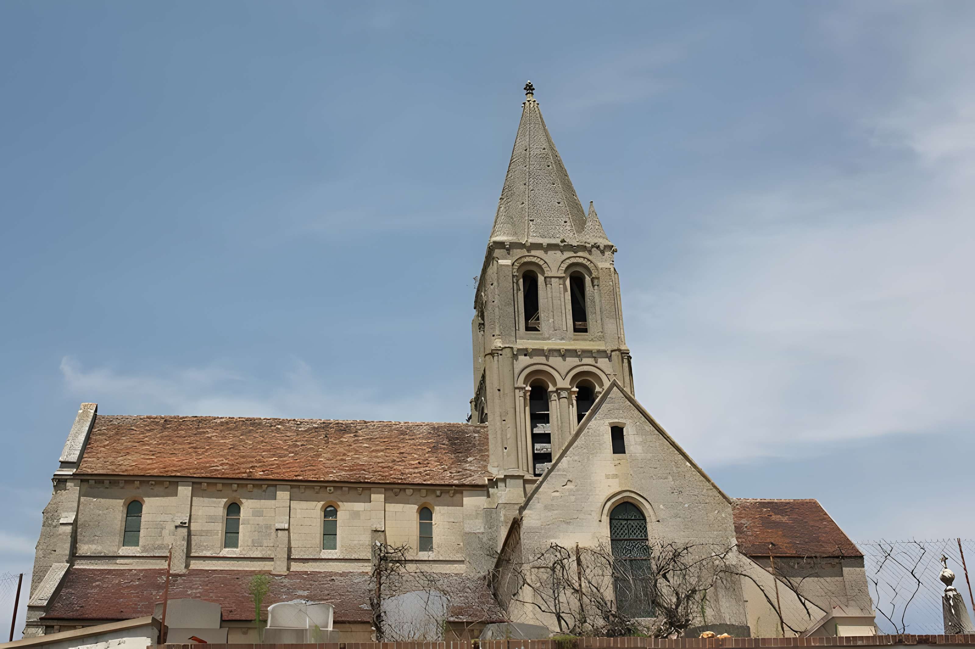 Église Saint-Pierre-et-Saint-Paul de Santeuil et croix 