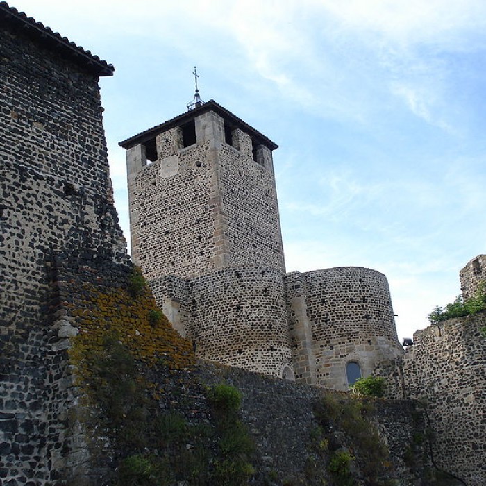Photo de Église Saint-Pierre-et-Saint-Porchaire de Montverdun et le Prieuré