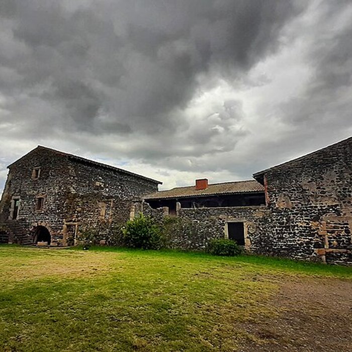 Photo de Église Saint-Pierre-et-Saint-Porchaire de Montverdun et le Prieuré
