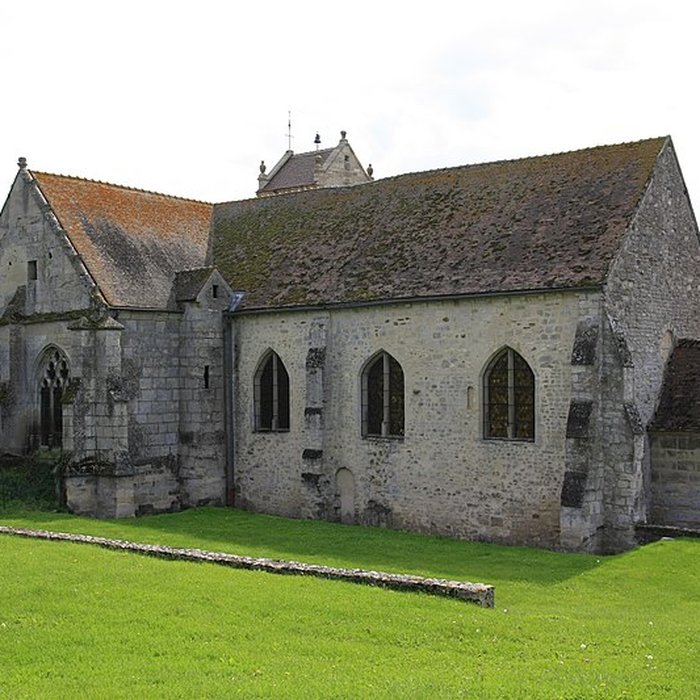 Photo de Église Saint-Romain de Wy-dit-Joli-Village et une croix