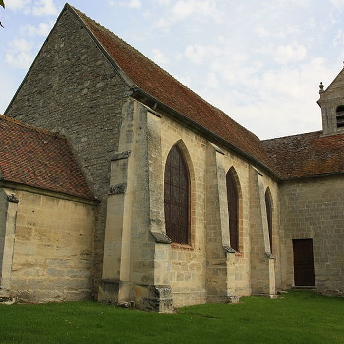 Photo de Église Saint-Romain de Wy-dit-Joli-Village et une croix