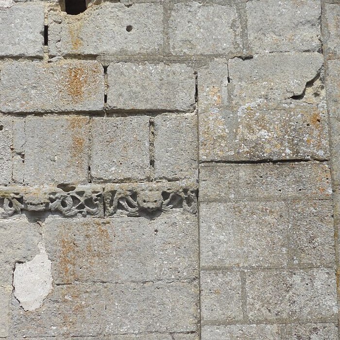 Photo de Église Saint-Romain de Wy-dit-Joli-Village et une croix