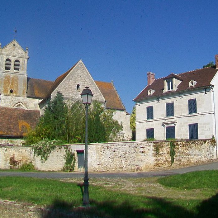 Photo de Église Saint-Romain de Wy-dit-Joli-Village et une croix