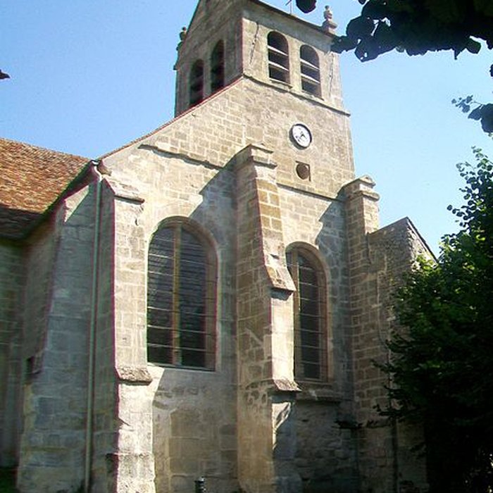 Photo de Église Saint-Romain de Wy-dit-Joli-Village et une croix