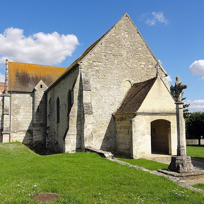 Photo de Église Saint-Romain de Wy-dit-Joli-Village et une croix