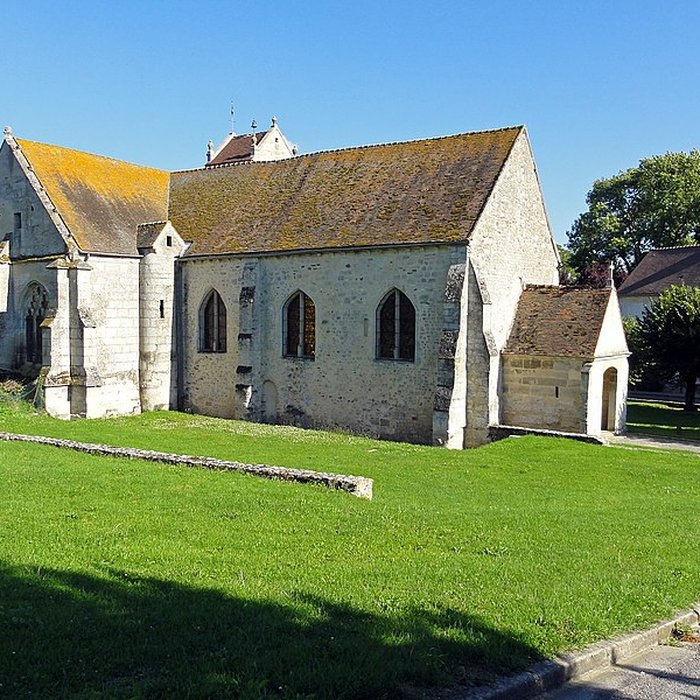 Photo de Église Saint-Romain de Wy-dit-Joli-Village et une croix