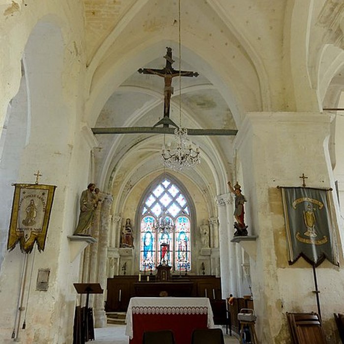 Photo de Église Saint-Romain de Wy-dit-Joli-Village et une croix