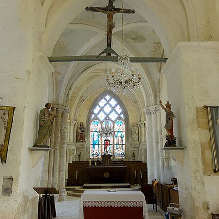 Photo de Église Saint-Romain de Wy-dit-Joli-Village et une croix