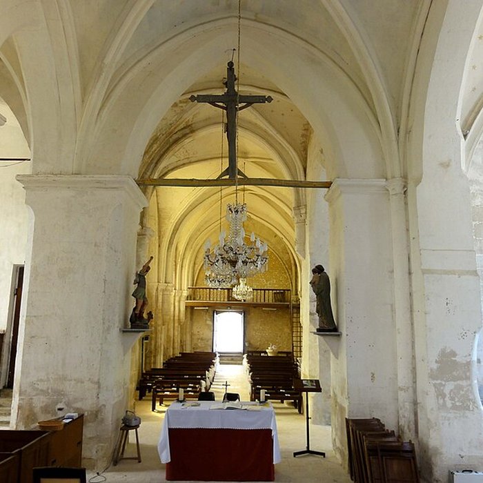 Photo de Église Saint-Romain de Wy-dit-Joli-Village et une croix