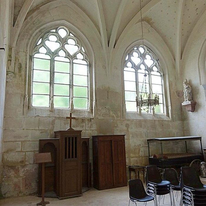 Photo de Église Saint-Romain de Wy-dit-Joli-Village et une croix