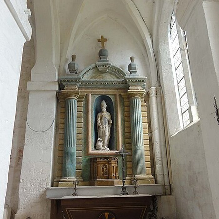 Photo de Église Saint-Romain de Wy-dit-Joli-Village et une croix