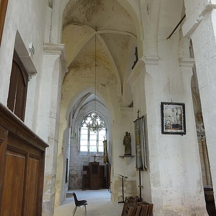 Photo de Église Saint-Romain de Wy-dit-Joli-Village et une croix
