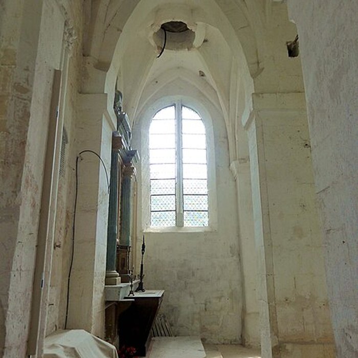 Photo de Église Saint-Romain de Wy-dit-Joli-Village et une croix