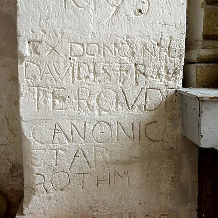 Photo de Église Saint-Romain de Wy-dit-Joli-Village et une croix