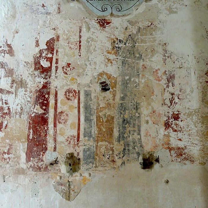 Photo de Église Saint-Romain de Wy-dit-Joli-Village et une croix