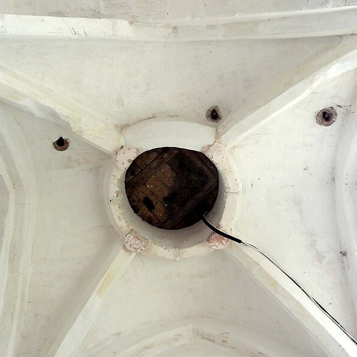 Photo de Église Saint-Romain de Wy-dit-Joli-Village et une croix