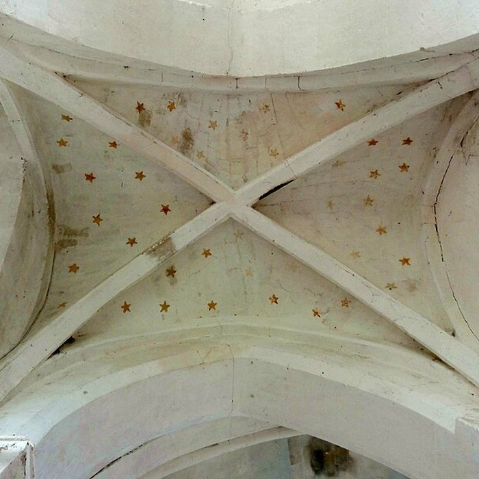 Photo de Église Saint-Romain de Wy-dit-Joli-Village et une croix