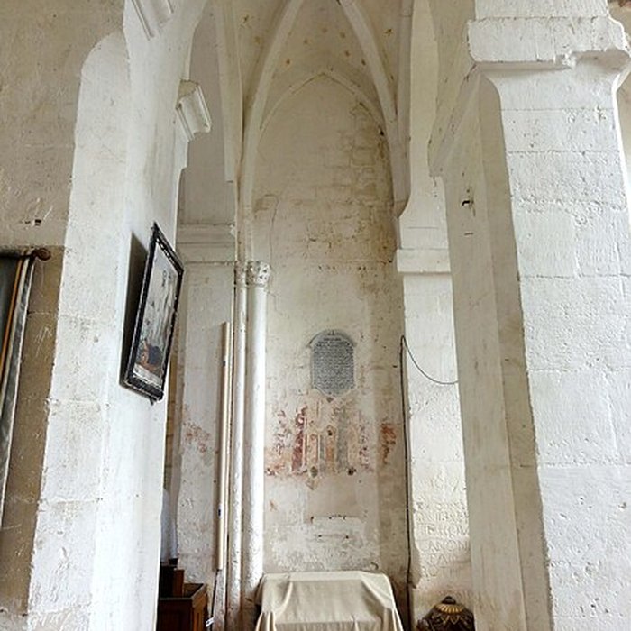 Photo de Église Saint-Romain de Wy-dit-Joli-Village et une croix