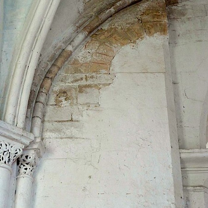 Photo de Église Saint-Romain de Wy-dit-Joli-Village et une croix
