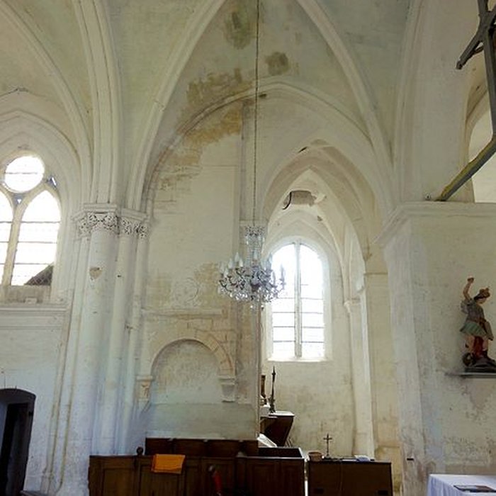 Photo de Église Saint-Romain de Wy-dit-Joli-Village et une croix