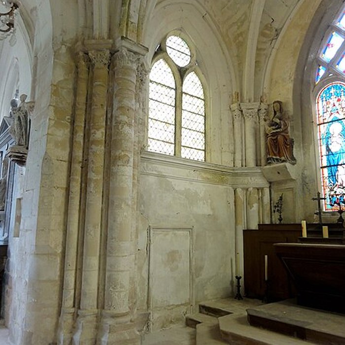 Photo de Église Saint-Romain de Wy-dit-Joli-Village et une croix