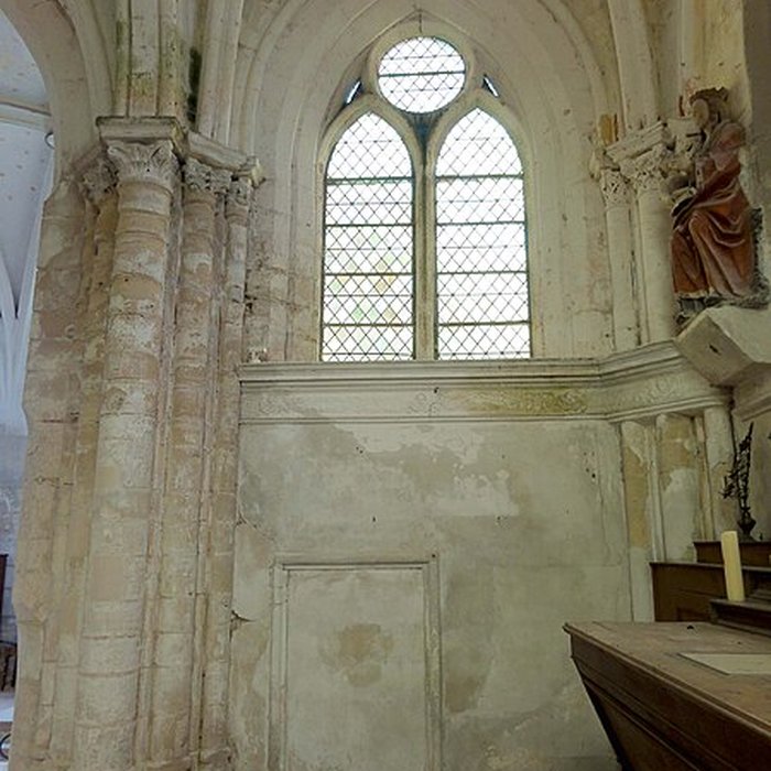 Photo de Église Saint-Romain de Wy-dit-Joli-Village et une croix