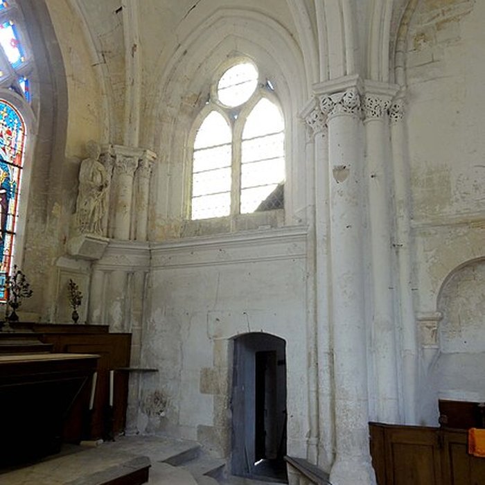 Photo de Église Saint-Romain de Wy-dit-Joli-Village et une croix