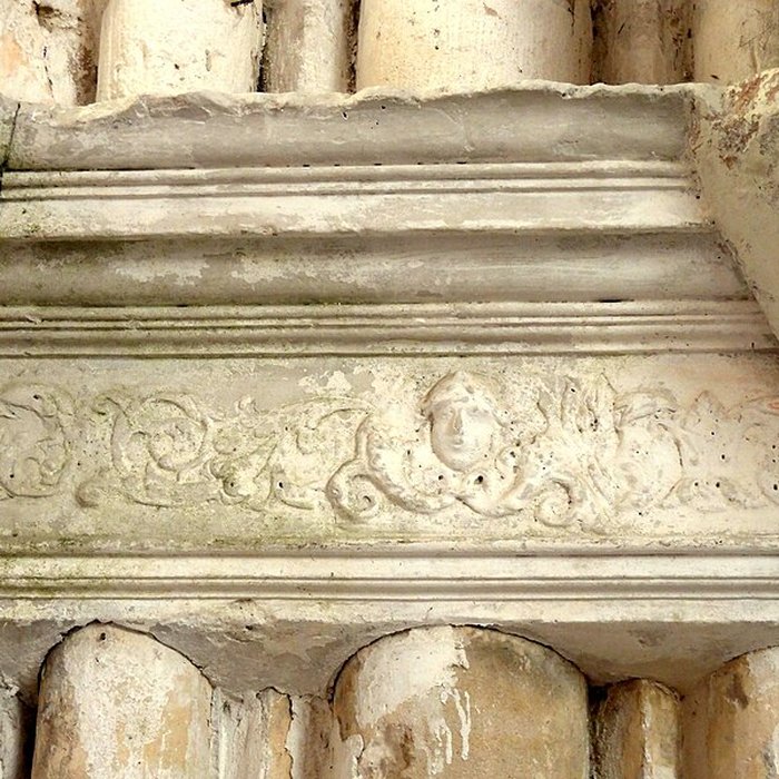 Photo de Église Saint-Romain de Wy-dit-Joli-Village et une croix