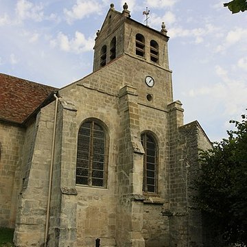 Église Saint-Romain de Wy-dit-Joli-Village et une croix