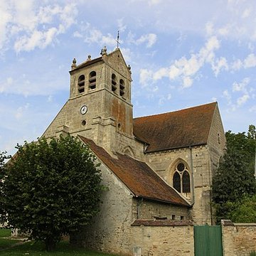Église Saint-Romain de Wy-dit-Joli-Village et une croix