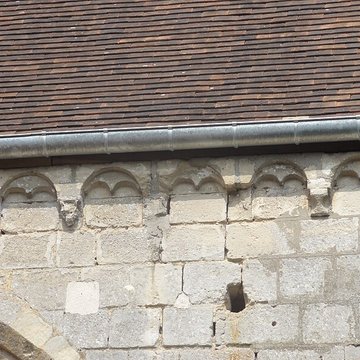 Église Saint-Romain de Wy-dit-Joli-Village et une croix