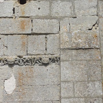 Église Saint-Romain de Wy-dit-Joli-Village et une croix