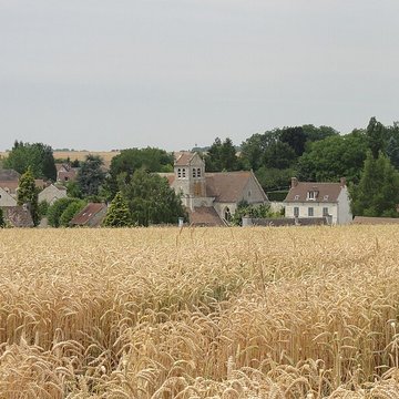 Église Saint-Romain de Wy-dit-Joli-Village et une croix