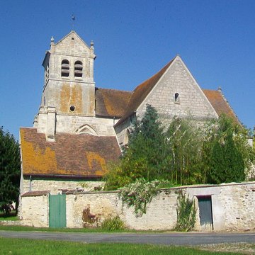 Église Saint-Romain de Wy-dit-Joli-Village et une croix