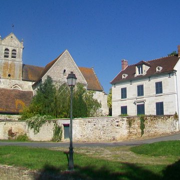 Église Saint-Romain de Wy-dit-Joli-Village et une croix