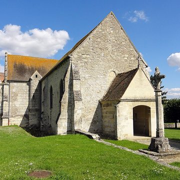 Église Saint-Romain de Wy-dit-Joli-Village et une croix