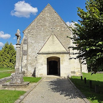 Église Saint-Romain de Wy-dit-Joli-Village et une croix