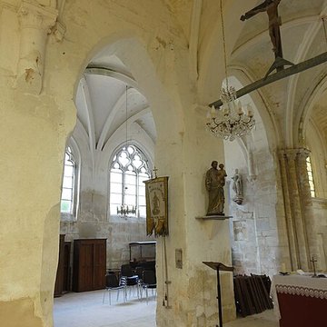 Église Saint-Romain de Wy-dit-Joli-Village et une croix