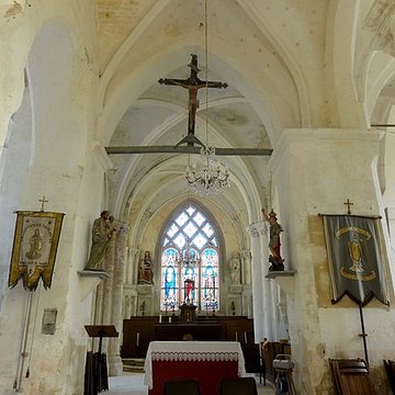 Église Saint-Romain de Wy-dit-Joli-Village et une croix