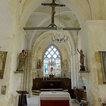 Église Saint-Romain de Wy-dit-Joli-Village et une croix