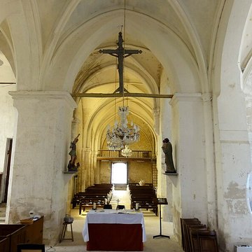 Église Saint-Romain de Wy-dit-Joli-Village et une croix