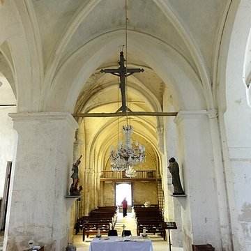 Église Saint-Romain de Wy-dit-Joli-Village et une croix