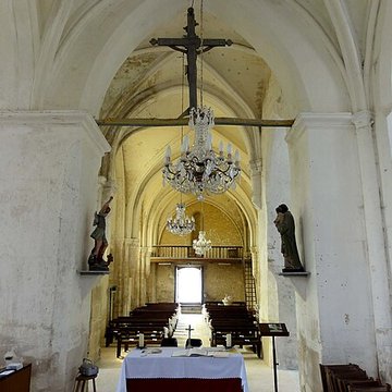 Église Saint-Romain de Wy-dit-Joli-Village et une croix